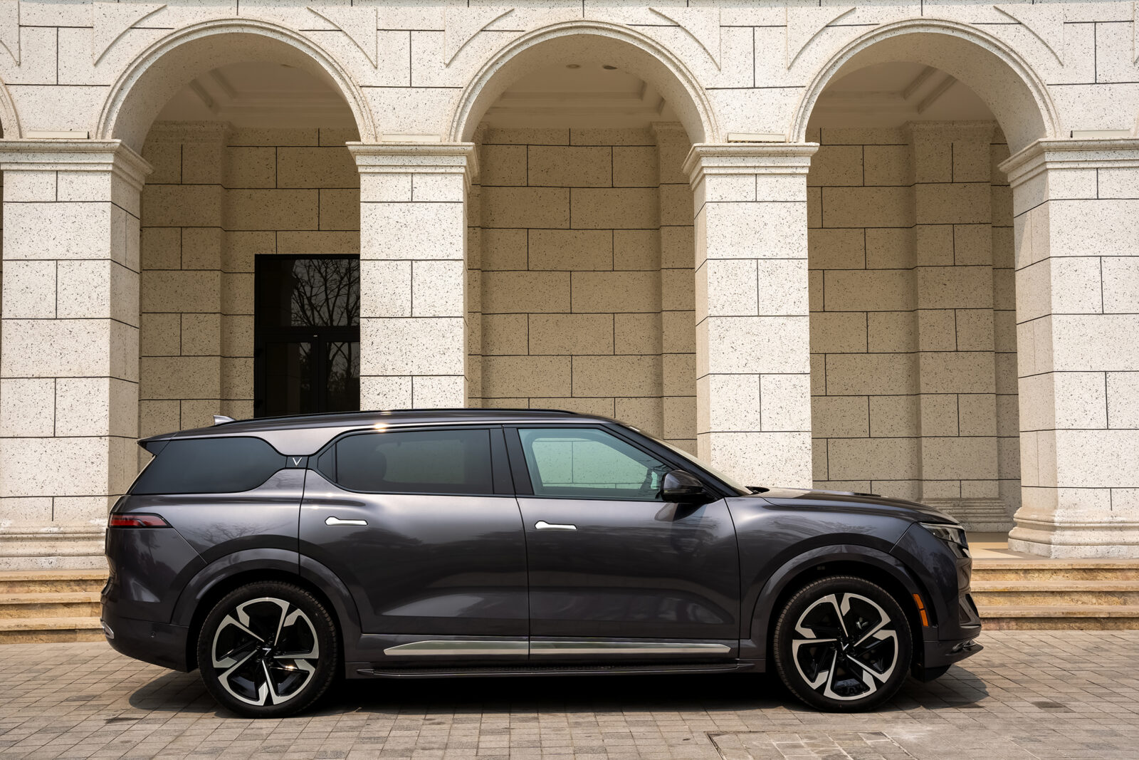 trang bị kính tối màu ở hàng ghế thứ 2 và 3